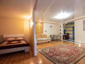 スモレンスクにあるApartment on ulitsa Orshanskayaのベッドルーム1室(ベッド1台付)、リビングルームが備わります。