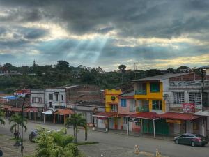 um grupo de casas em uma rua em uma cidade em Hotel Trujillo Plaza em Trujillo