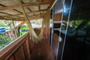 - une terrasse couverte avec hamac dans l'établissement Pousada Recanto Tropical, à Ilha do Mel