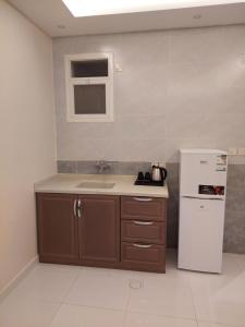 A kitchen or kitchenette at المهيدب للوحدات السكنية