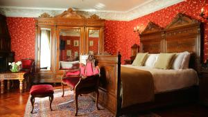 Hotel Epidamn Boutique & Spa في دوريس: غرفة نوم بسرير كبير ومرآة كبيرة