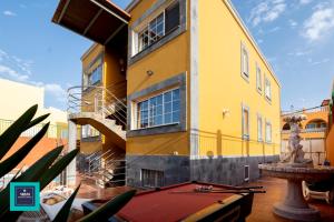 un bâtiment avec un billard devant lui dans l'établissement Pino Apartment, Montaña La Data, à San Bartolomé