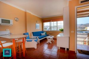 ein Wohnzimmer mit einem Sofa und einem Tisch in der Unterkunft Pino Apartment, Montaña La Data in San Bartolomé de Tirajana