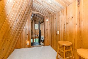 Postel nebo postele na pokoji v ubytování Alpine Meadows Cabin