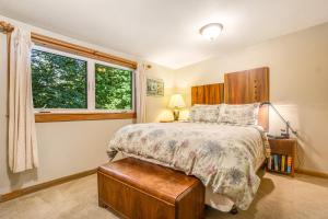 1 dormitorio con cama y ventana en Stray Cat Cottage, en Freeland