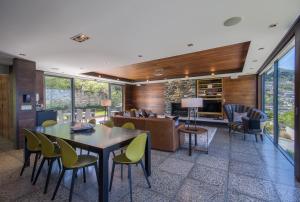 Kuchyň nebo kuchyňský kout v ubytování Lakeview by Sothebys Luxury Rental Homes