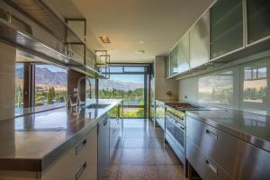 Kuchyň nebo kuchyňský kout v ubytování Lakeview by Sothebys Luxury Rental Homes