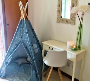 Zelt in einem Zimmer mit einem Schreibtisch und einem Stuhl in der Unterkunft Casa da Cerca Ferragudo Beach Caves Hiking Golf in Ferragudo