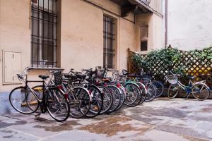 トリノにあるVittorioの建物の隣に停められた自転車列