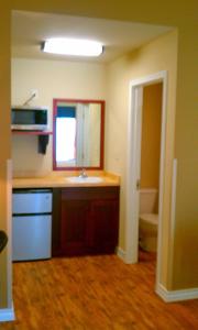 uma cozinha com um lavatório e um WC num quarto em FieldHouse Inn & Conference Center em Kenedy