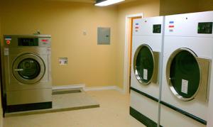 una lavanderia con lavatrice e asciugatrice di FieldHouse Inn & Conference Center a Kenedy
