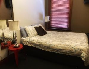 Postel nebo postele na pokoji v ubytování Kermandie Hotel