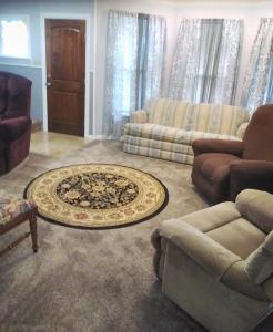 Posezení v ubytování 3-Br 2-Bath Family-Friendly Home -10 Min to Tulsa