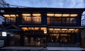 un edificio iluminado con luces encendidas en Tudzura, en Kumamoto