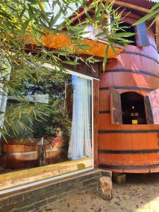 a wedding dress in a window of a house at Pipa Malbec in Petrópolis