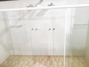 a bathroom with white cabinets and a sink at Pipa Malbec in Petrópolis