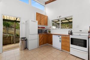 مطبخ أو مطبخ صغير في The Outlook - Whangaumu Bay Holiday Home