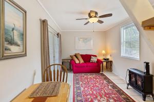 uma sala de estar com um sofá vermelho e uma mesa em Pura Vida East Point with Bay View em Eastpoint