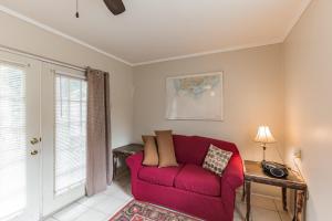 uma sala de estar com um sofá vermelho e uma janela em Pura Vida East Point with Bay View em Eastpoint