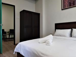 Tempat tidur dalam kamar di Blue Eyes Hotel