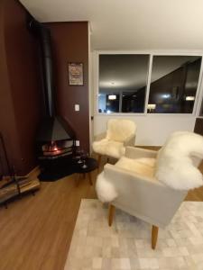 Zona de estar de Gramado - Apartamento Aconchegante com Lareira e Churrasqueira