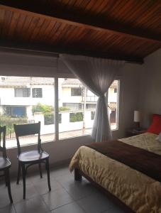 1 dormitorio con cama y ventana en acogedor bonito min 2 noches aparta-estudio promoción totalmente independiente en la ciudad de Bogota en Colombia, en Bogotá
