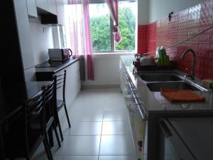 Virtuvė arba virtuvėlė apgyvendinimo įstaigoje OYO Home 90350 Kl Homestay Express 2