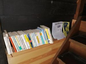 a book shelf filled with lots of books at Guesthouse Kazura in Nanto