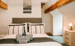 una camera da letto con un letto con un orsacchiotto sopra di Holly Cottage, 2 bed house, sleeps 6 a Cleobury Mortimer