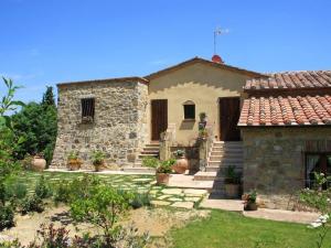 une maison en pierre avec une cour et une maison dans l'établissement Belvilla by OYO Villa La Felce, à Cetona