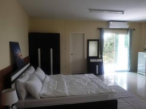 Postel nebo postele na pokoji v ubytování Ek Residence Banchang City