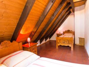 Schlafzimmer im Dachgeschoss mit 2 Betten und Holzdecken in der Unterkunft Hohle Kirche in Hiltpoltstein