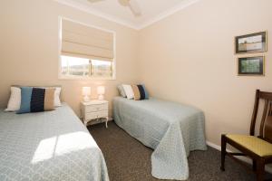 A bed or beds in a room at Beaudesert Mudgee - Kanimbla Guesthouse & Beaudesert Cottage