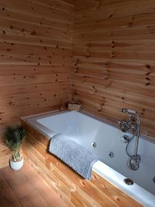 ห้องน้ำของ Percy Wood Lodges with Hot Tubs