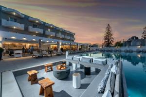 een resort met een zwembad en een resort bij Dore Boutique Hotel in Agia Marina Nea Kydonias