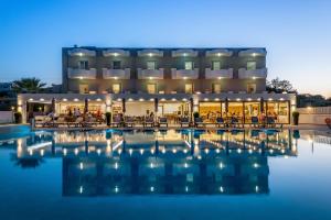 Dore Boutique Hotel في أييا مارينا نيا كيذونياس: فندق فيه مسبح امام مبنى