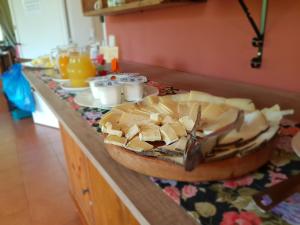 ein Tisch mit Käse und anderen Speisen in der Unterkunft Mas Rubió in Joanetes + 60 Fotos