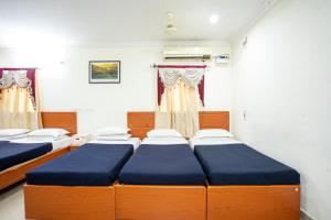 A bed or beds in a room at Hotel TamilNadu -Trichy