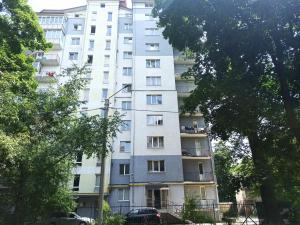 un edificio blanco alto con muchas ventanas en Marko de Luxe, en Ivano-Frankivsk