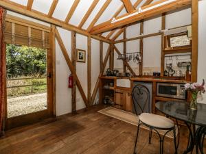 a kitchen with a table and chairs in a room at The Little Granary in Fordingbridge