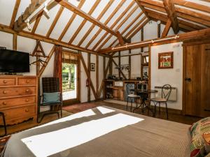 un ampio soggiorno con soffitto in legno di The Little Granary a Fordingbridge