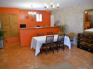 ein Esszimmer mit einem weißen Tisch und Stühlen in der Unterkunft Gîte Olivet, 3 pièces, 4 personnes - FR-1-590-174 in Olivet