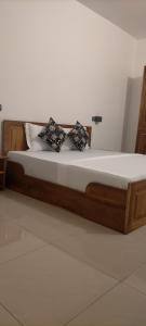 1 cama con 2 almohadas en una habitación en AZURIA HOTEL en Lomé