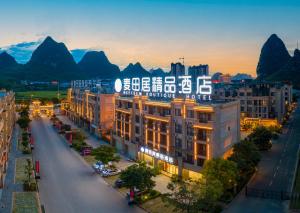 vistas a una ciudad con montañas en el fondo en Meeteem Boutique Hotel, en Jingxi