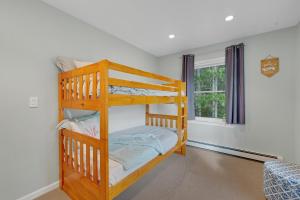 سرير بطابقين أو أسرّة بطابقين في غرفة في JCR Taunton Bay Hideaway home