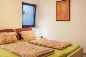 duas camas sentadas uma ao lado da outra num quarto em Ferienwohnung Lago em Konstanz