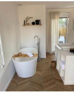 Wailly-BeaucampにあるCasa louisa chambre sauna et bain nordiqueの白いバスルーム(バスタブ、シンク付)