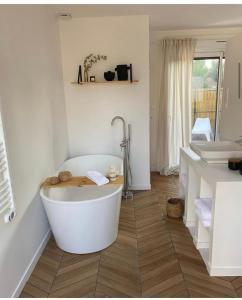 Wailly-BeaucampにあるCasa louisa chambre sauna et bain nordiqueの浴槽と洗面台のある白いバスルーム