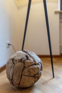 una bola de madera en la parte superior de un suelo de madera en Stadtvilla Falkenstein, en Füssen