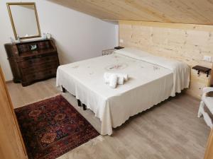 1 dormitorio con 1 cama con toallas en VILLA FELICIA, en Torino di Sangro